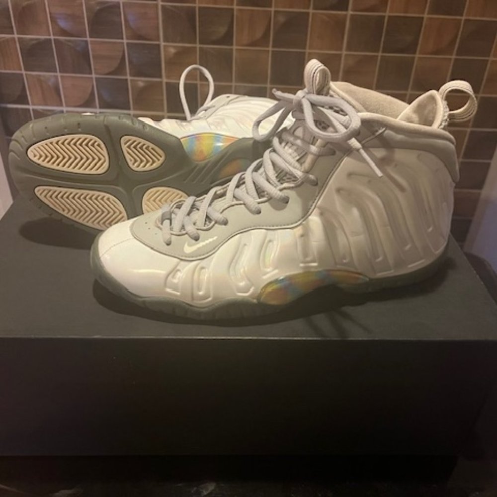 Nike Posite One Rainbow Pixel Boys 6Y Basketball Shoes